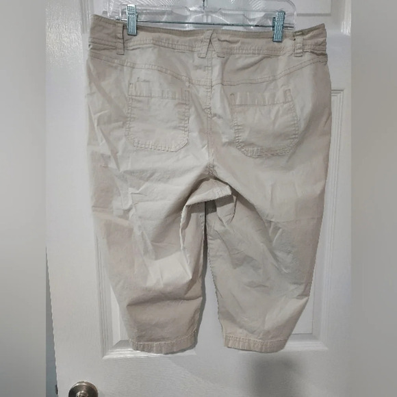 Lane Bryant Light Khaki Color Capri Length Pants in Size 14 - Picture 6 of 11